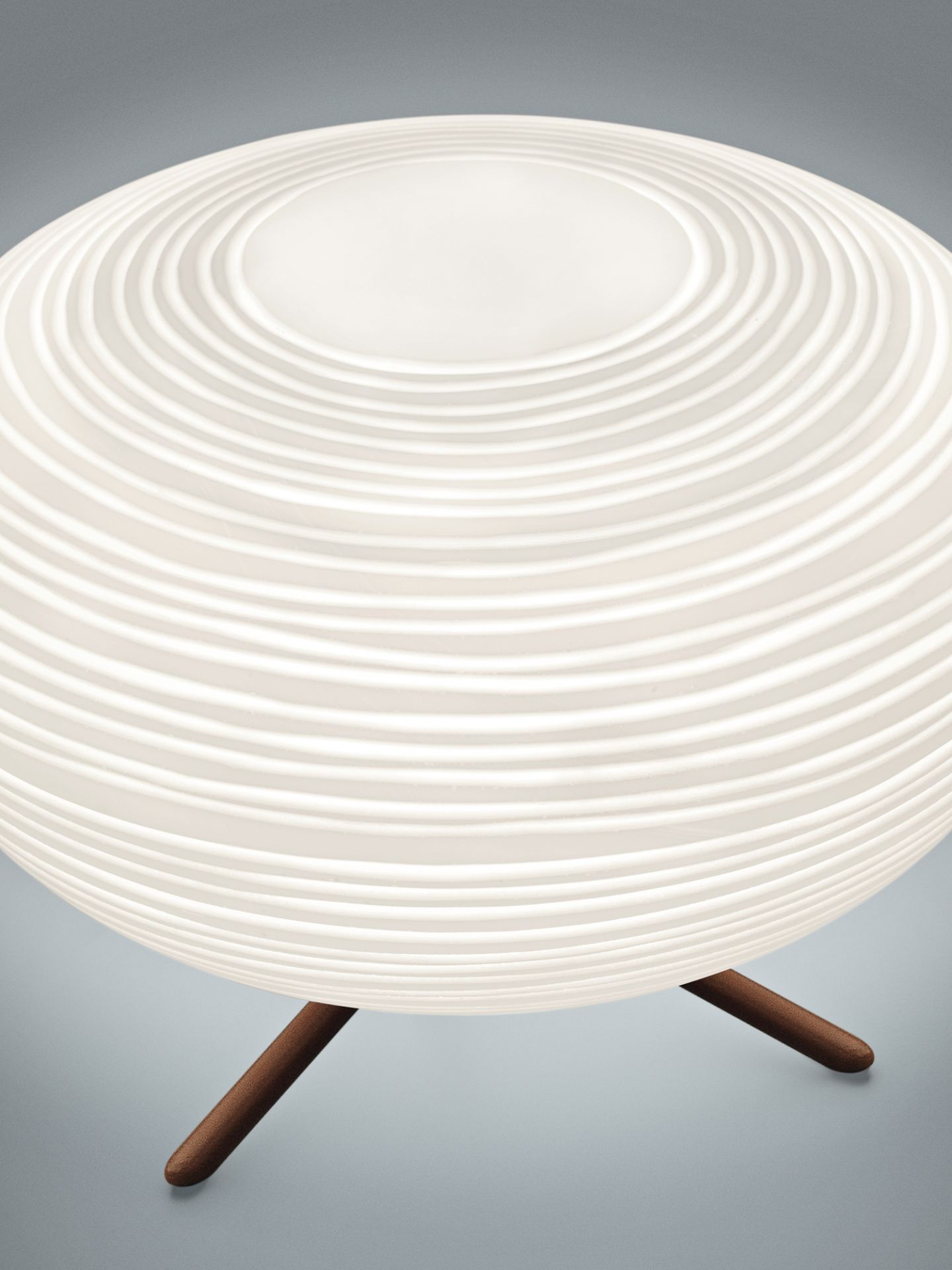 Rituals Tischleuchte mit geripptem Lampenschirm und Holzfuß. Moderne Tischlampe für Wohnzimmer und Schlafzimmer.