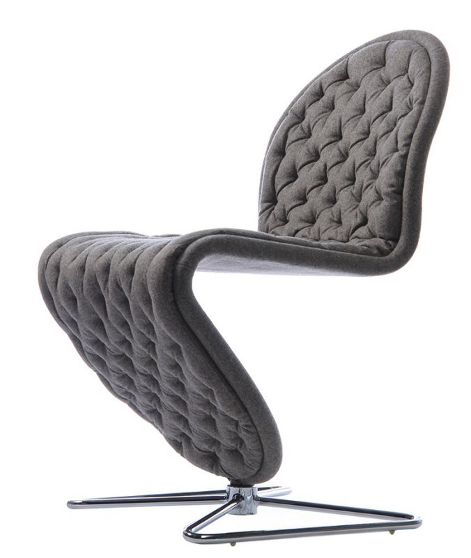 Grauer System 1-2-3 Stuhl mit Butterfly Gestell und gesteppter Polsterung. Design Stuhl für Esszimmer.