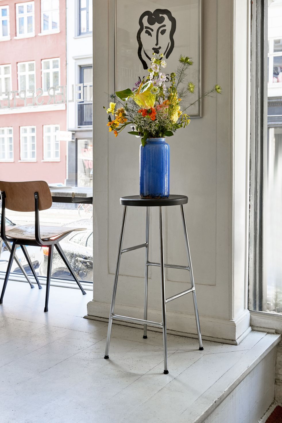 Cornet Bar Stool High Barhocker von Hay, H 75 cm, mit Blumen in blauer Vase.