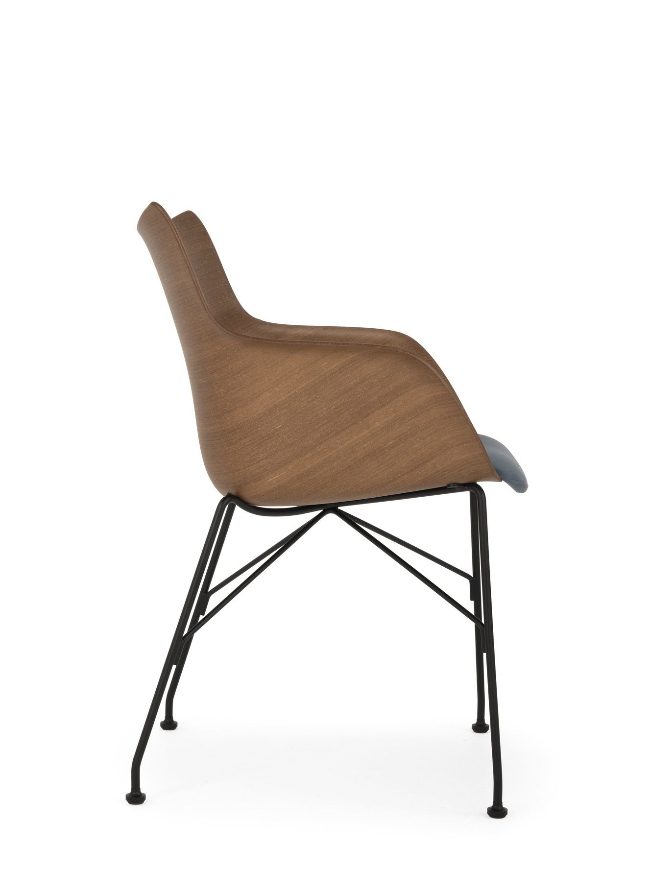 Q/Wood Stuhl von Kartell, Seitenansicht. Holzstuhl mit Armlehnen und schwarzem Metallgestell.