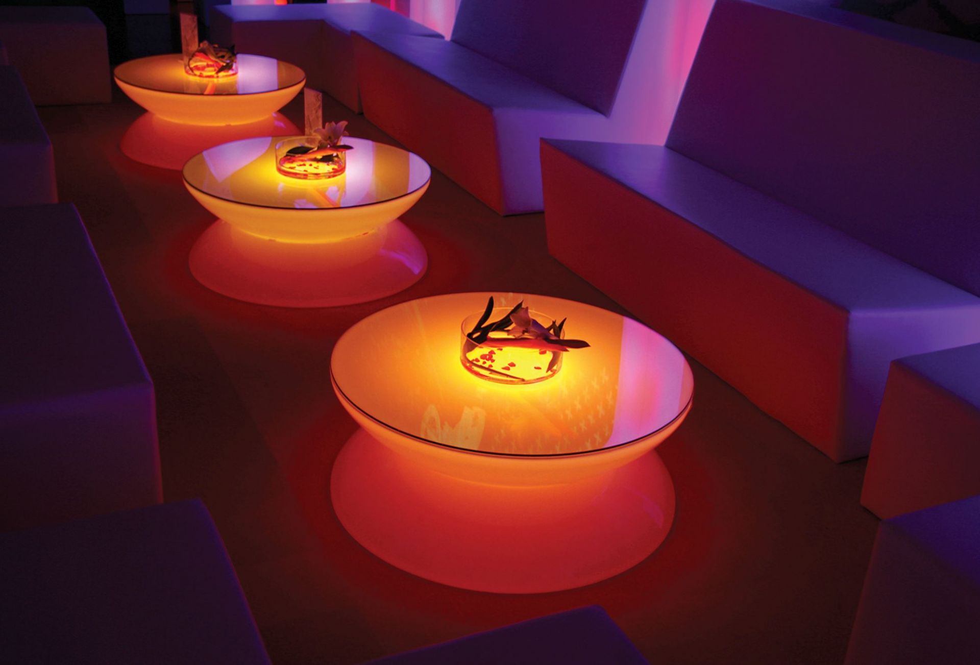 Mehrfarbiger, beleuchteter Moree Lounge Tisch mit LED und Akku im Outdoor-Bereich.