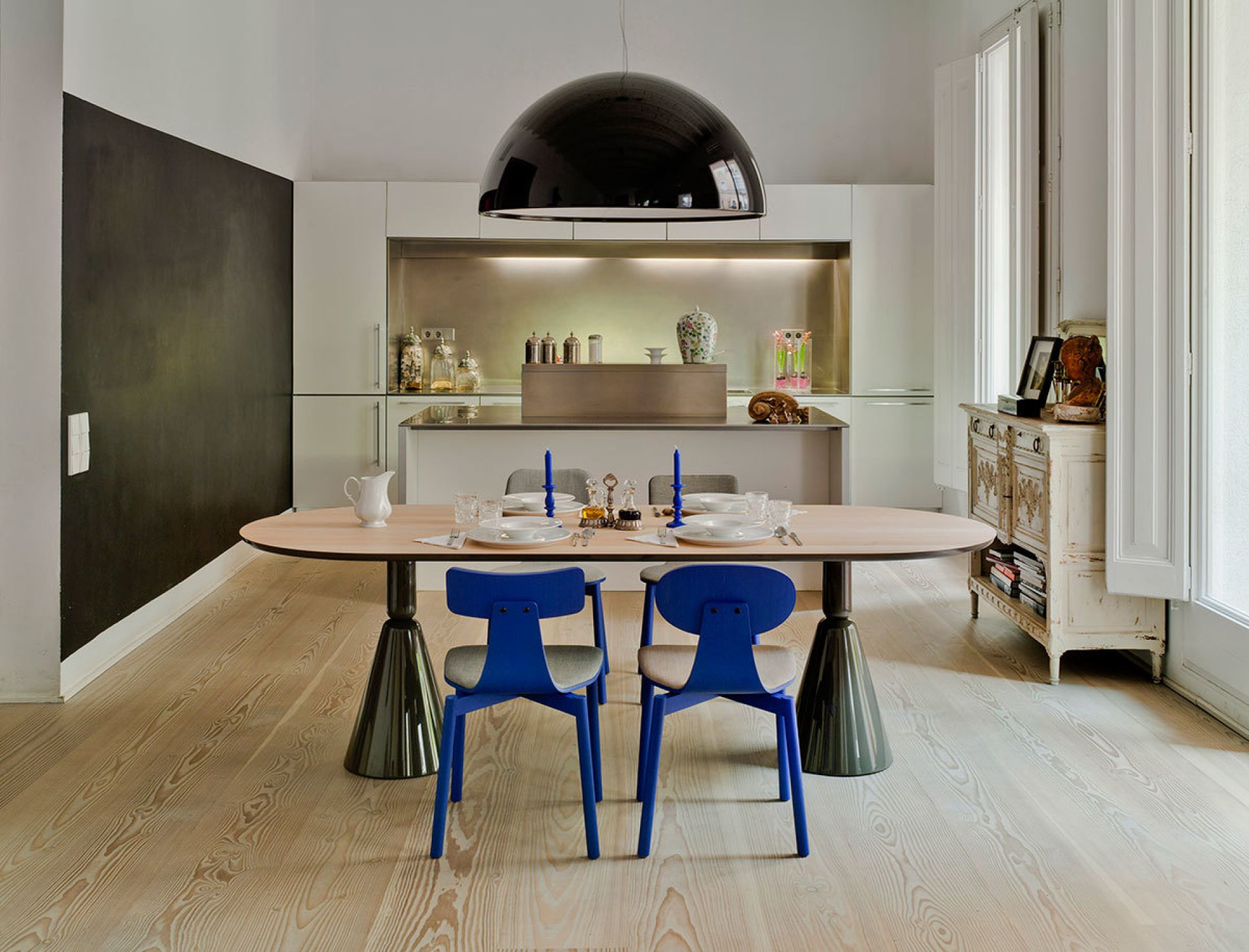 Moderner Esstisch Pion Petra von Sancal mit blauen Stühlen in stilvollem Esszimmer. Design Esstisch.