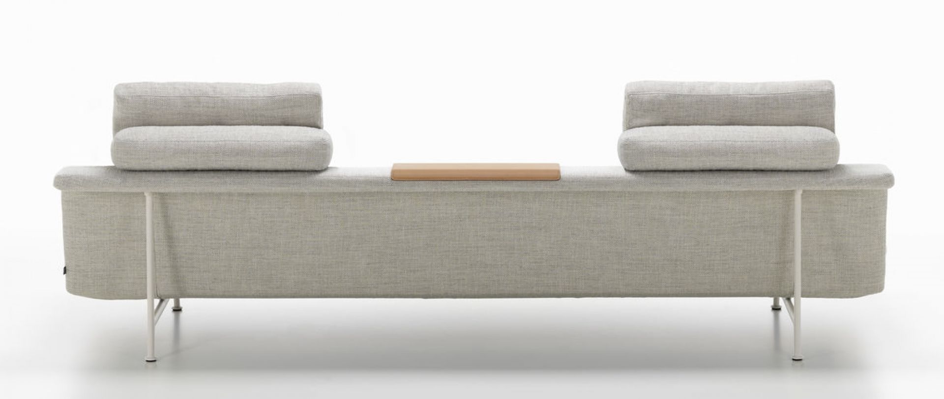 Grand Sofa 3,5-Sitzer von Vitra in hellem Stoff mit Holzelement und weißen Füßen.