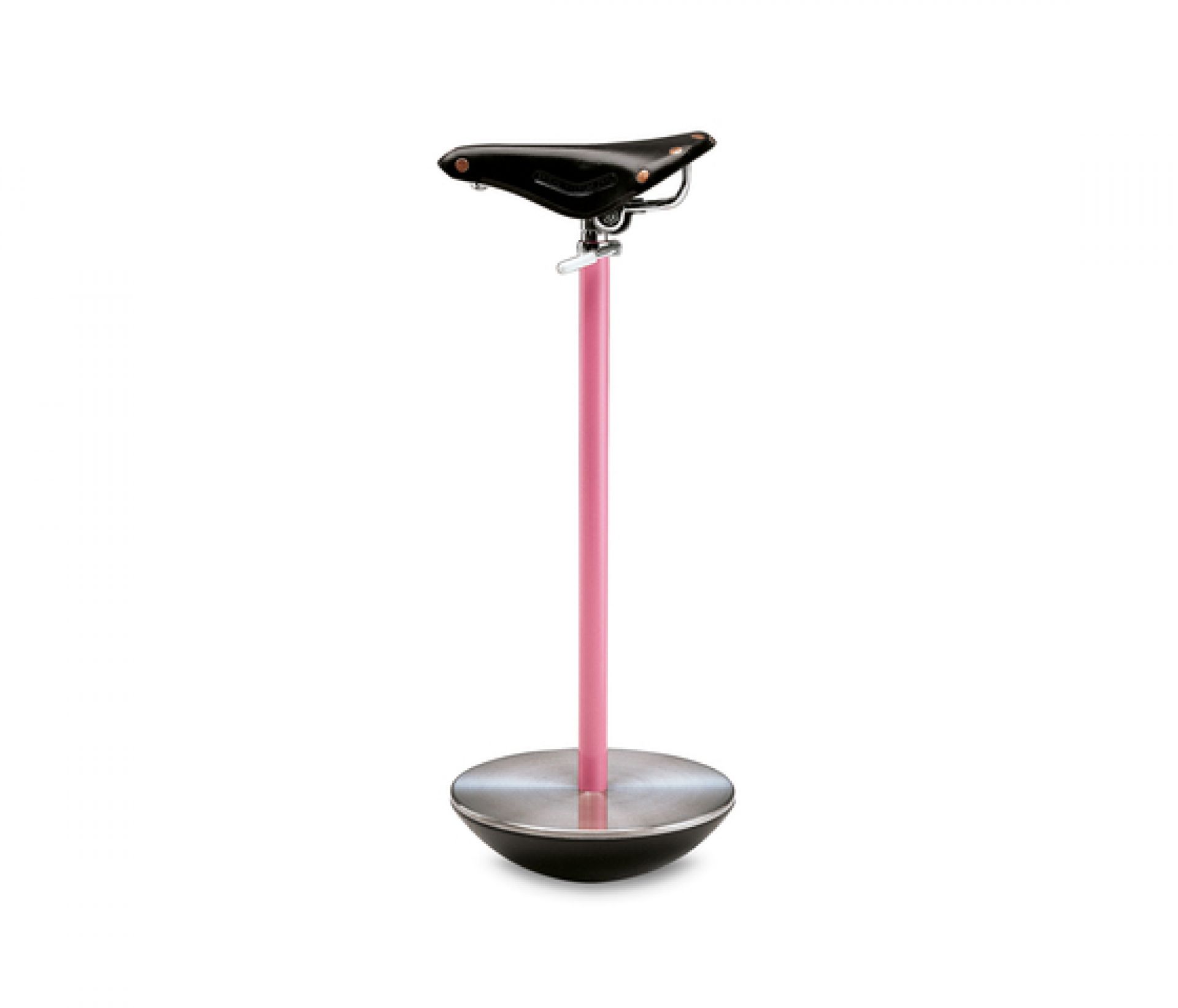 Sella Hocker von Zanotta: Pinker Design Hocker mit Sattel als Sitzfläche und Metallfuß.