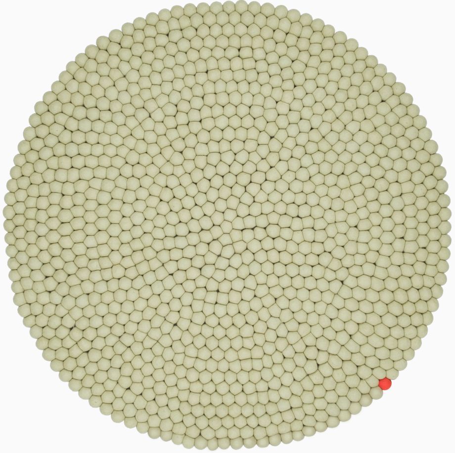 Runder, grünbeiger Filzteppich "Big One" von myfelt, Ø 160 cm, aus vielen kleinen Filzkugeln.
