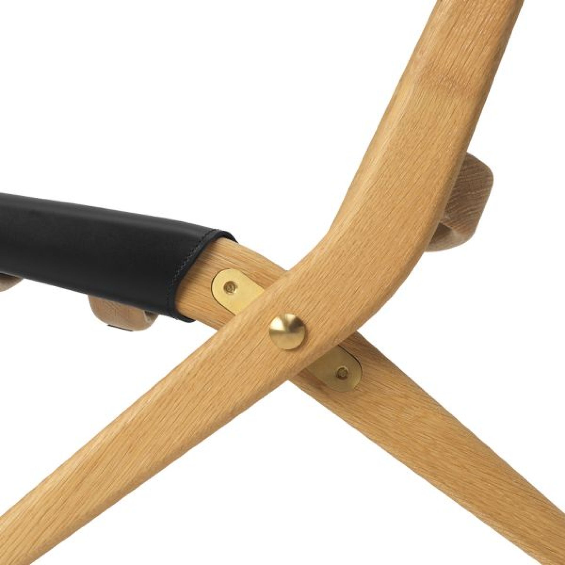 Detailaufnahme Saxe Chair: Geölte Eiche, schwarzes Leder, goldene Beschläge. Design Stuhl für stilvolles Wohnen.