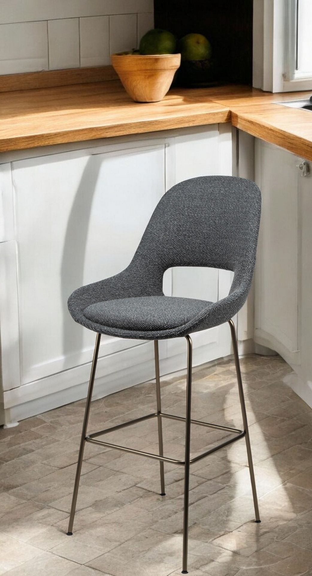 Grauer Theia Barhocker von Freifrau Manufaktur mit niedriger Sitzhöhe und Metallgestell in moderner Küche.