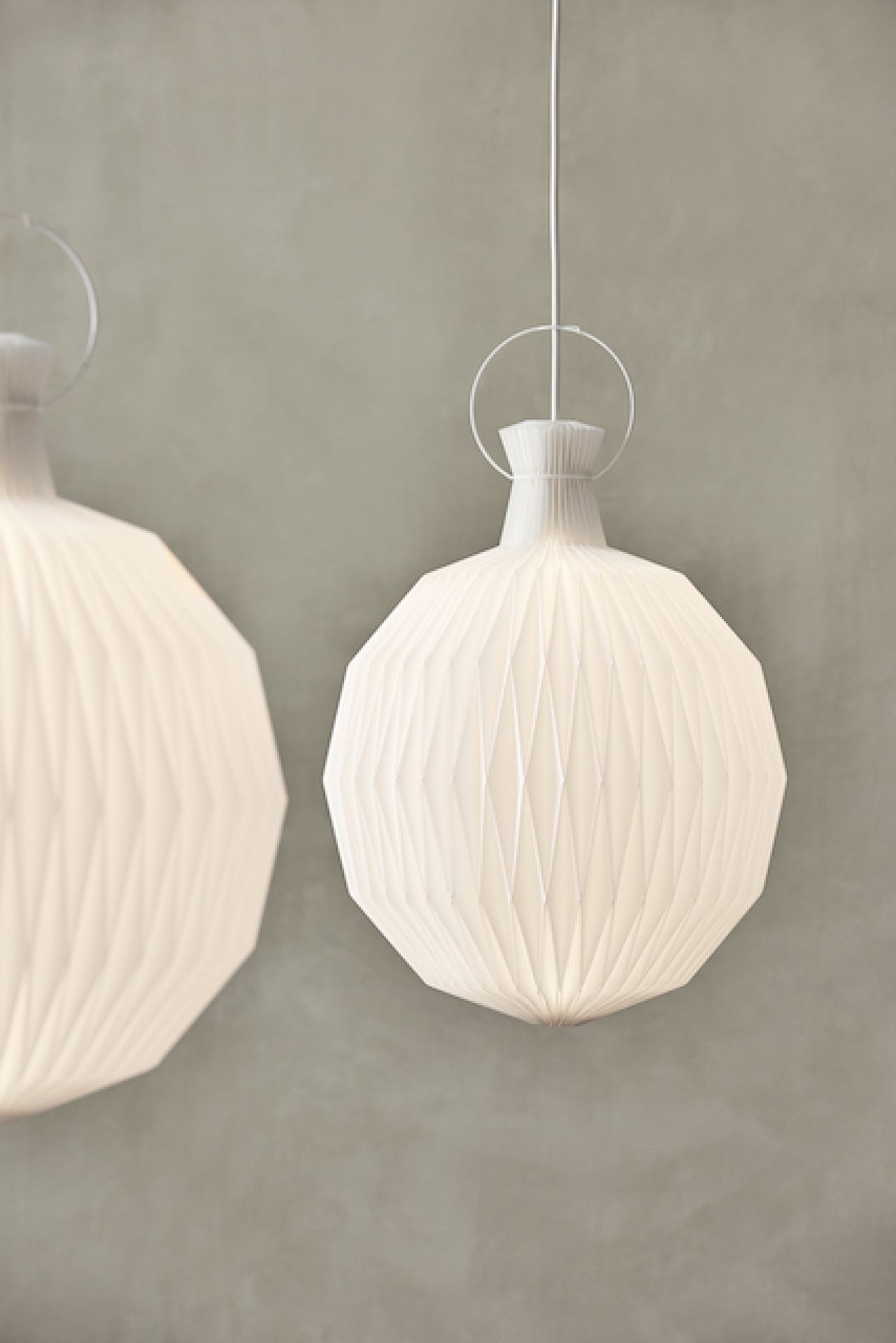 Nahaufnahme: Model 101 Pendelleuchte von Le Klint mit medium, weißem Papierschirm. Design Lampe.