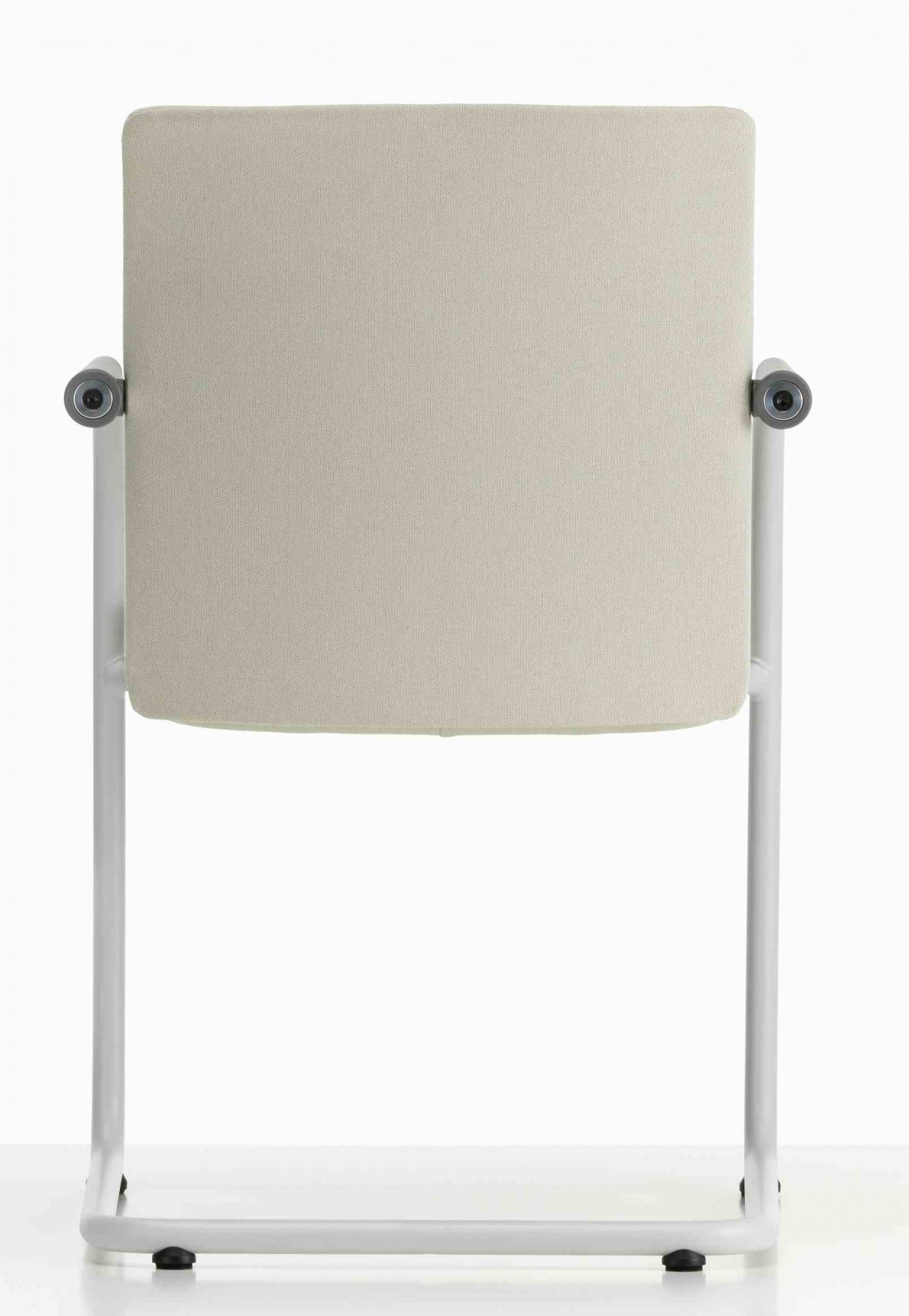 Rückansicht des Vitra ID Visitor Trim Freischwinger Stuhls mit beigem Stoffbezug und weißem Gestell.