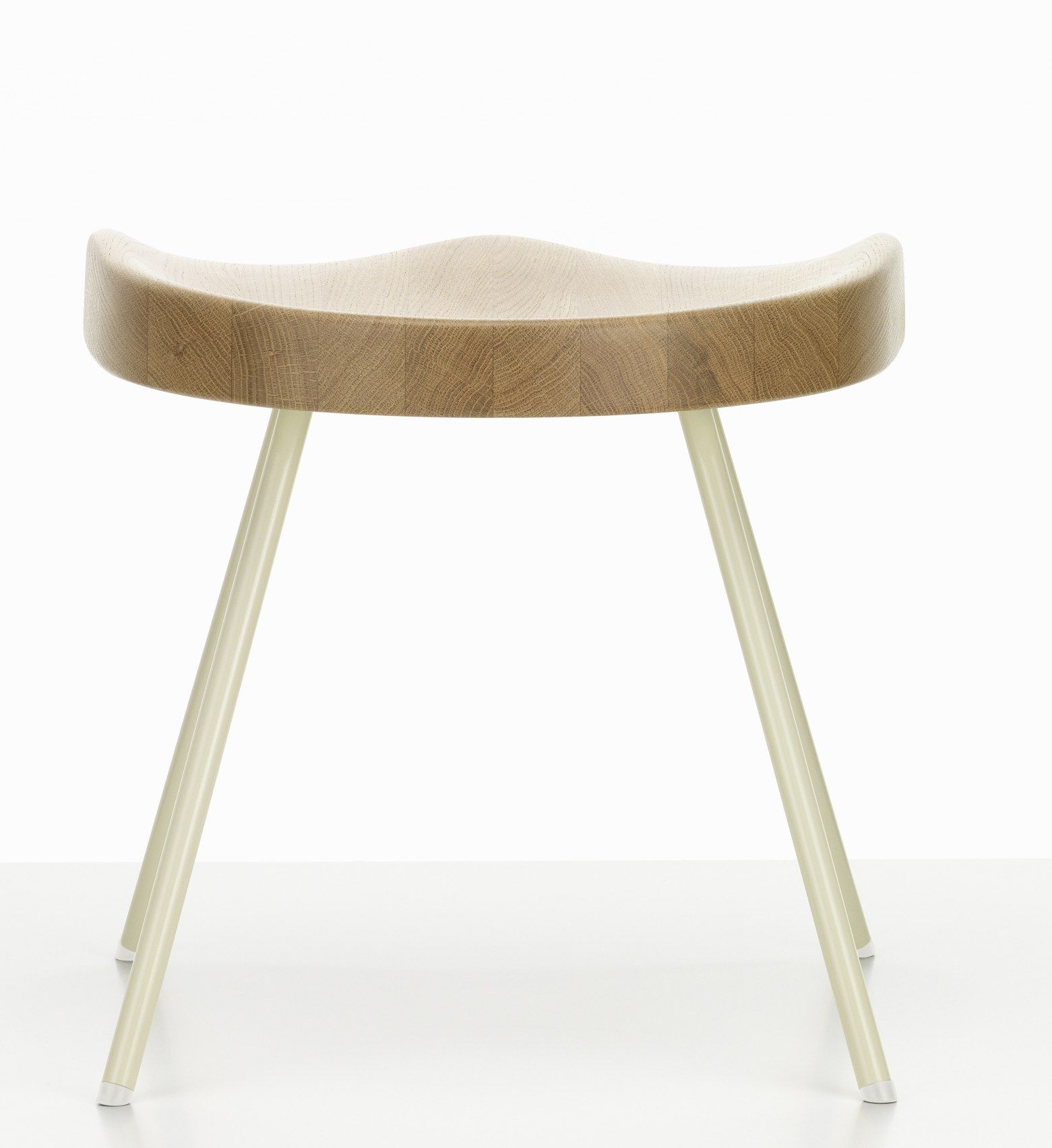 Vitra Tabouret Hocker N° 307 aus hellem Holz mit drei beigen Beinen.