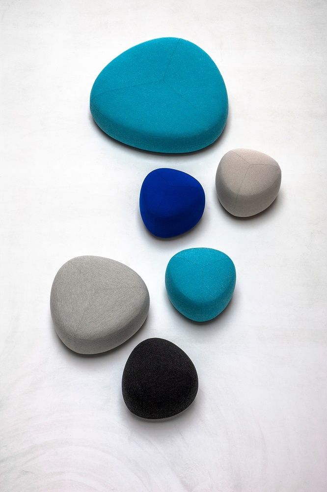 Mehrere Kipu Sitzkissen in verschiedenen Farben und Größen, moderne Hocker für Wohnzimmer und Büro.