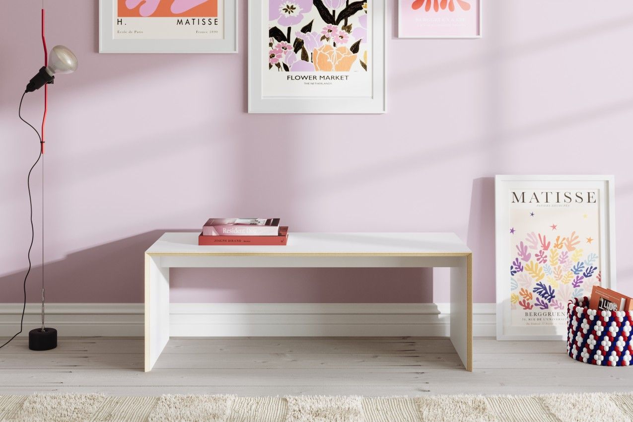 Weiße Bridge Sitzbank von Müller Möbelwerkstätten als Beistelltisch im modernen Wohnzimmer.