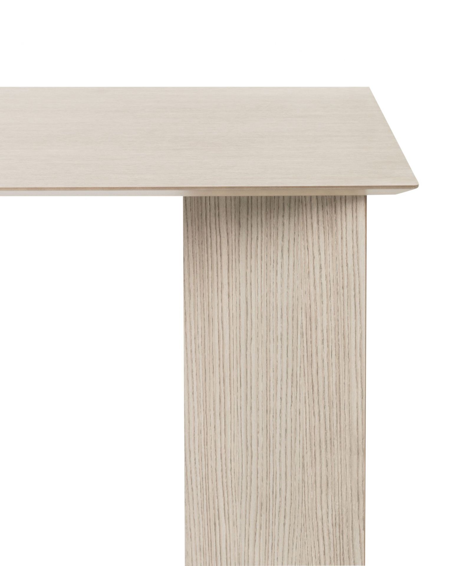 Detailaufnahme des Ferm Living Mingle Table Tisches (135 cm) mit hellem Holzfurnier und minimalistischem Design.
