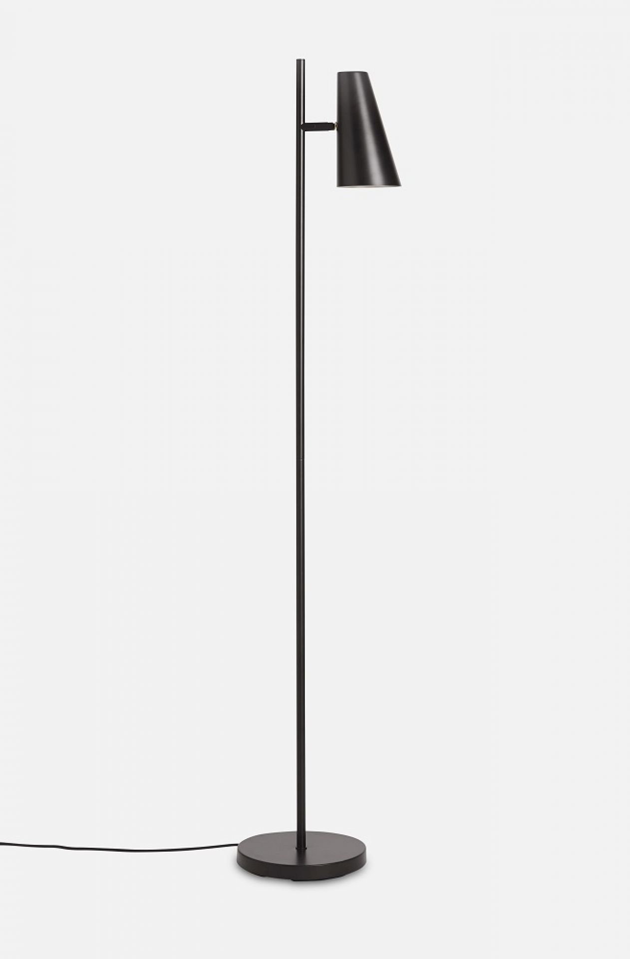 Schwarze Cono Stehleuchte von Woud: Moderne Bodenleuchte mit konischem Lampenschirm für Wohnzimmer und Büro.