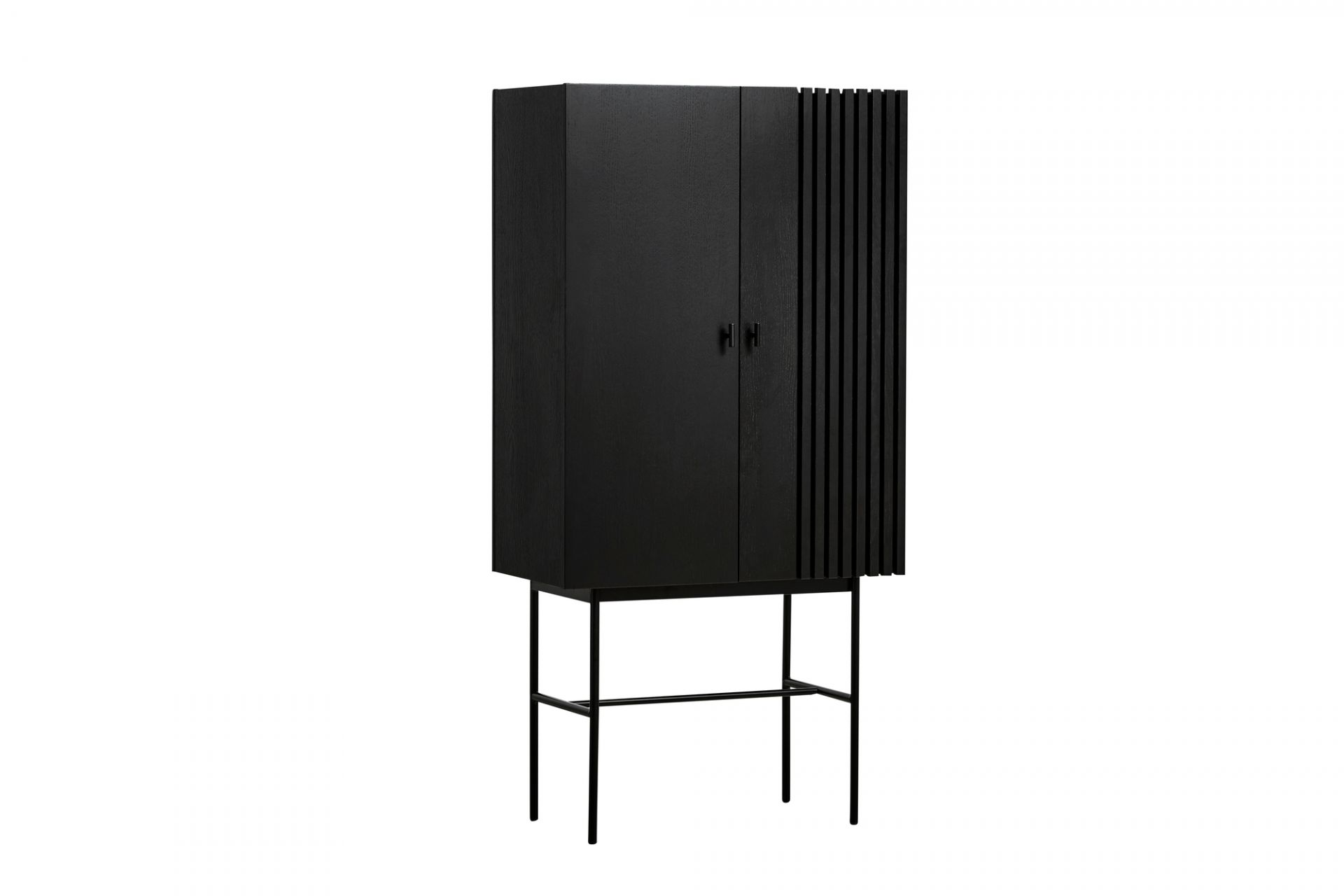 Schwarzes Array Highboard von Woud mit zwei Türen und filigranem Metallgestell.