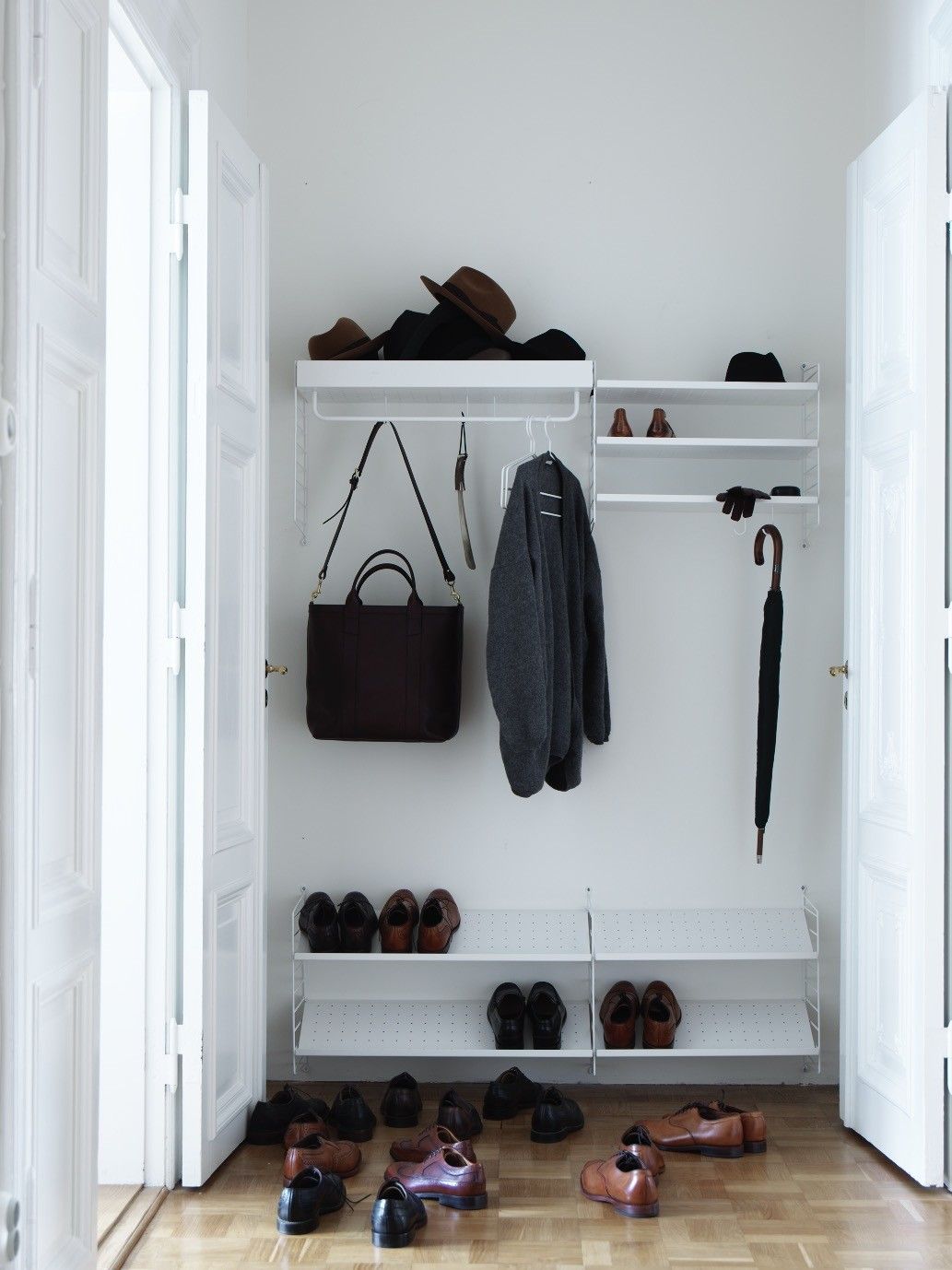 Weißes String Regal Flur H5 mit Schuhen, Hüten, Tasche und Kleidung für die Flur Einrichtung.