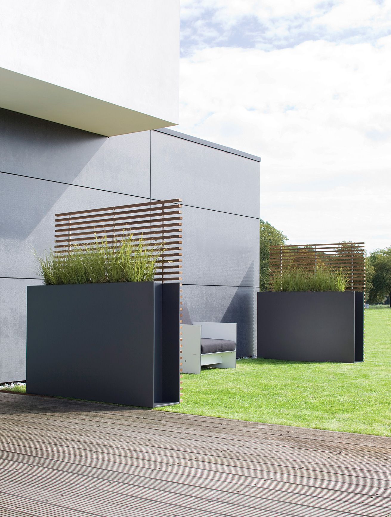 Sotomon Rankgitter von Conmoto: Zwei graue Pflanzkästen mit Rankhilfe im Garten. Sichtschutz und Gartendekoration.