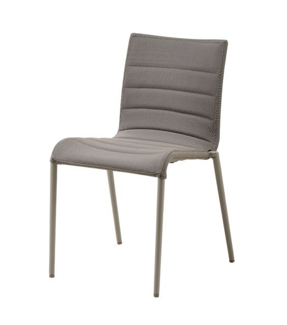 Core Outdoor Stuhl AirTouch Taupe von Cane-Line: Moderner Gartenstuhl mit taupefarbenem Bezug und Gestell.