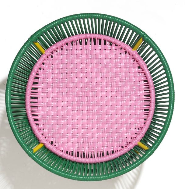 Caribe Basket Table: Outdoor-Tisch in Smaragdgrün, Kaugummirosa und Currygelb von oben. Gartentisch, Beistelltisch.