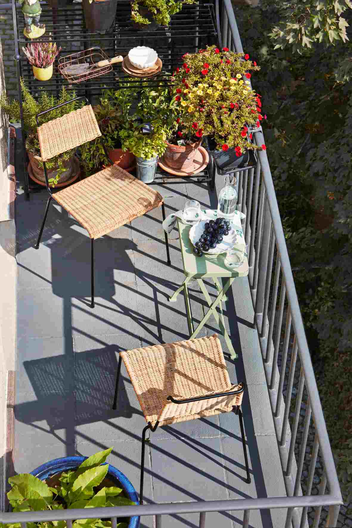 Blick von oben auf Balkon mit zwei Stühlen TT 54 von Richard Lampert.