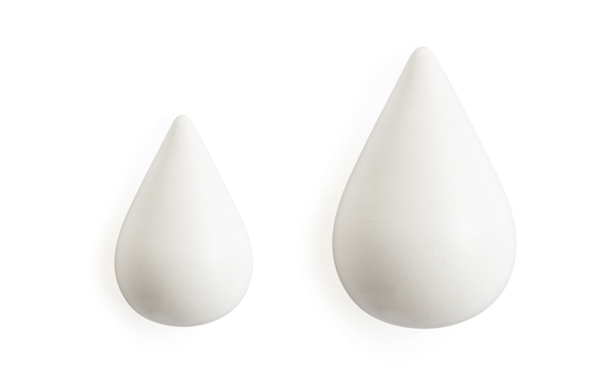 Zwei weiße Dropit Hooks Garderobenhaken von Normann Copenhagen in unterschiedlichen Größen vor weißem Hintergrund.