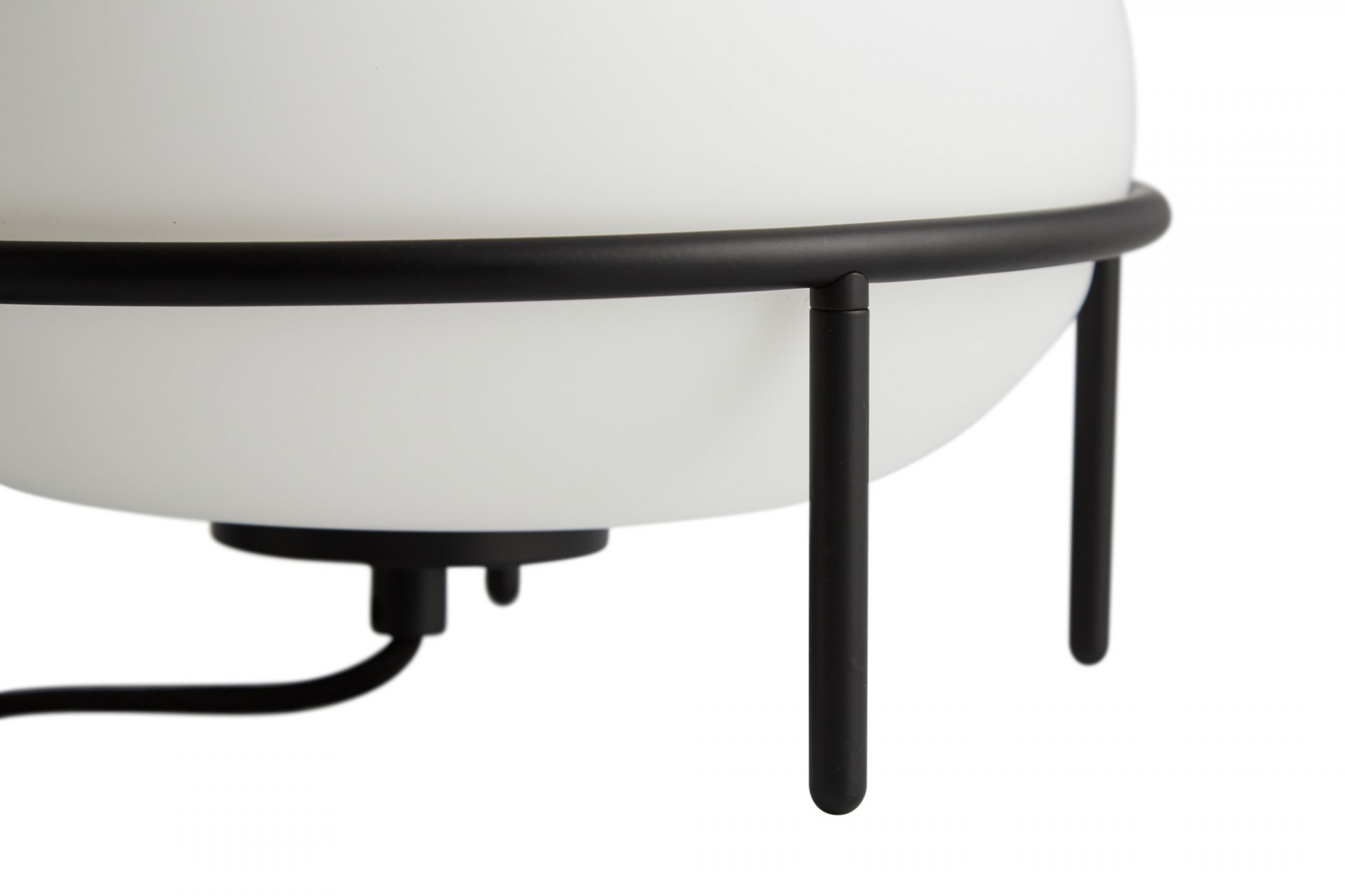 Detailaufnahme der Woud Tischleuchte: Weißer Lampenschirm auf schwarzem Metallgestell. Moderne Tischlampe.