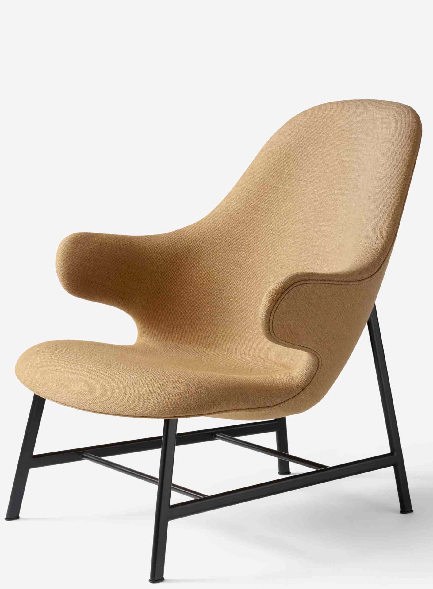 Catch Lounge Sessel von AndTradition, beiger Stoffbezug, schwarzes Metallgestell, moderner Design Sessel.