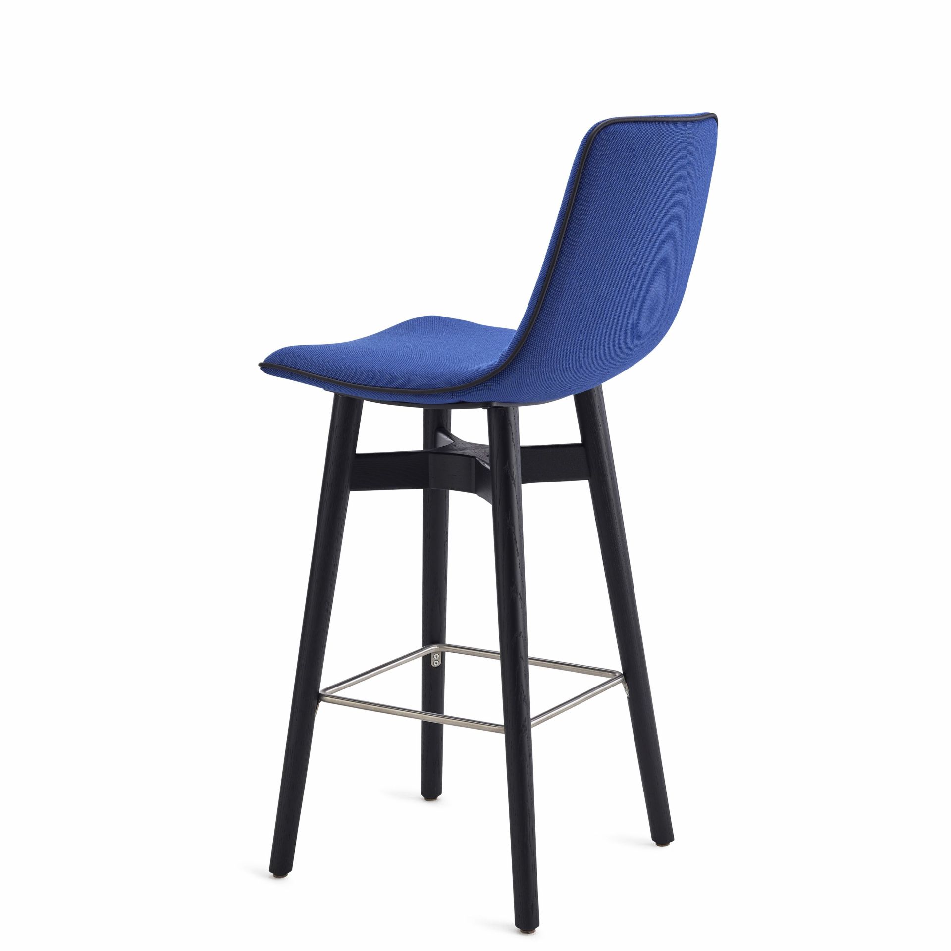 Blauer Amelie Thekenhocker mit hoher Rückenlehne und schwarzem Holzgestell von Freifrau Manufaktur.
