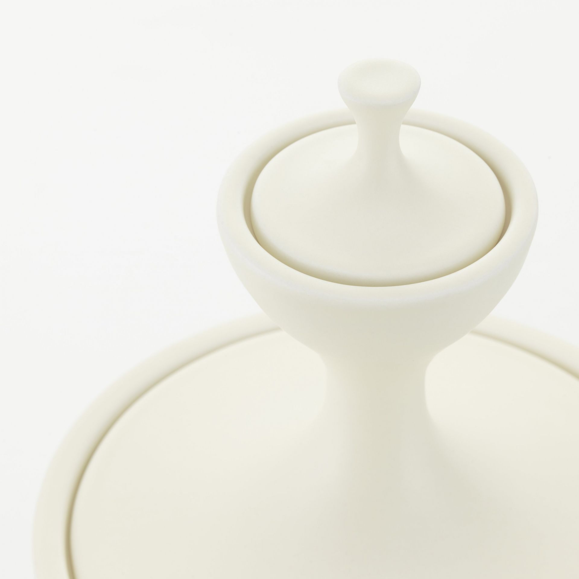 Detailaufnahme: Keramikbehälter in Creme mit Deckel, Teil der Vitra Container Kollektion.
