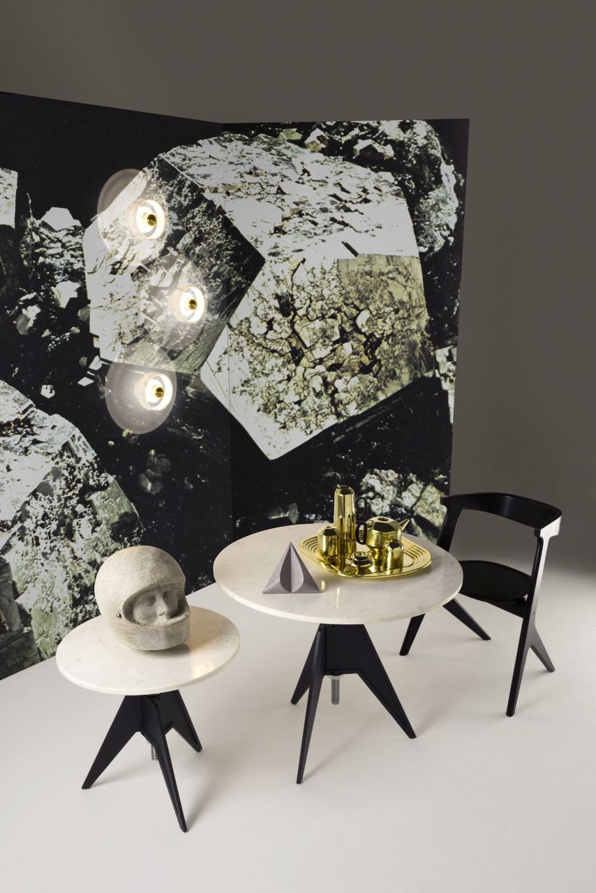 Screw Café Table von Tom Dixon: Runder Marmortisch mit schwarzem Metallfuß, modernes Design.