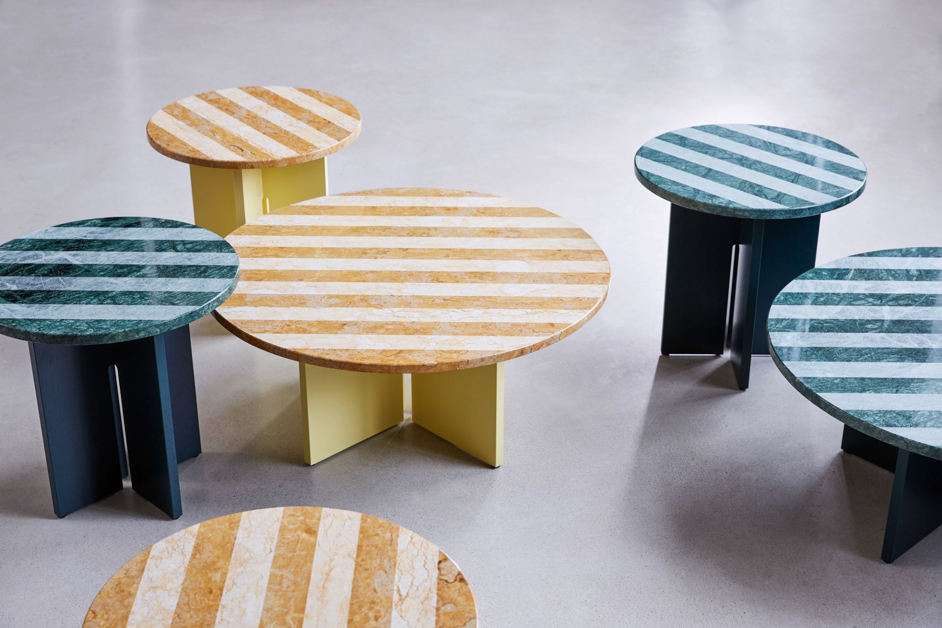 Sediment Coffee Table: Runde Couchtische mit gestreiften Marmorplatten in Gelb und Grün.