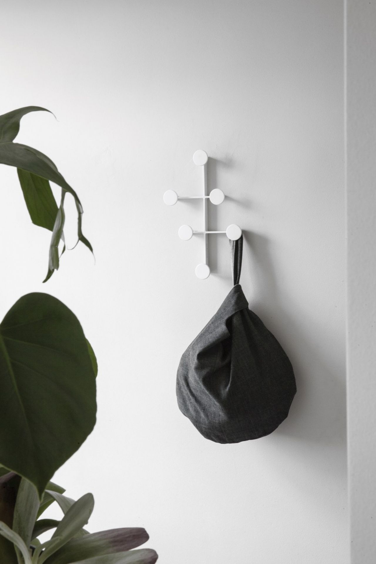 Weißer Afteroom Coat Hanger Garderobenhaken von Audo mit hängender Tasche an einer weißen Wand.