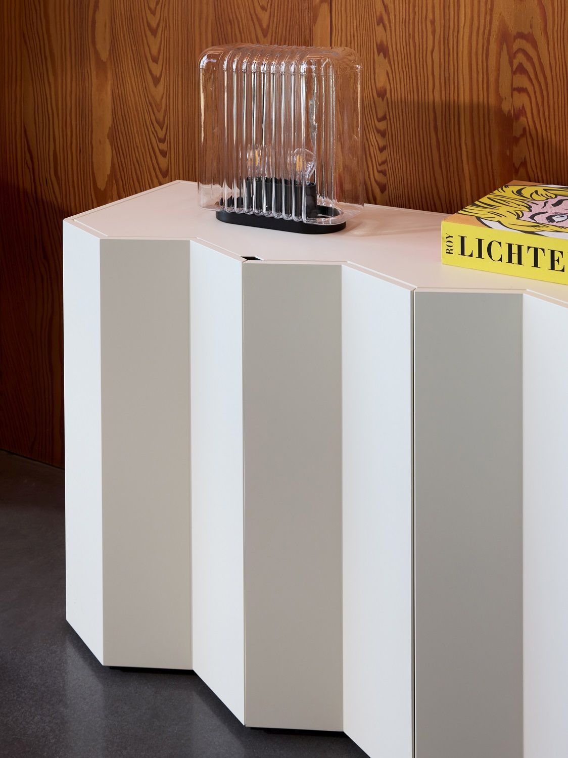 Zanotta Z24 Sideboard 727A in Weiß mit Lampe und Buch auf der Oberfläche.