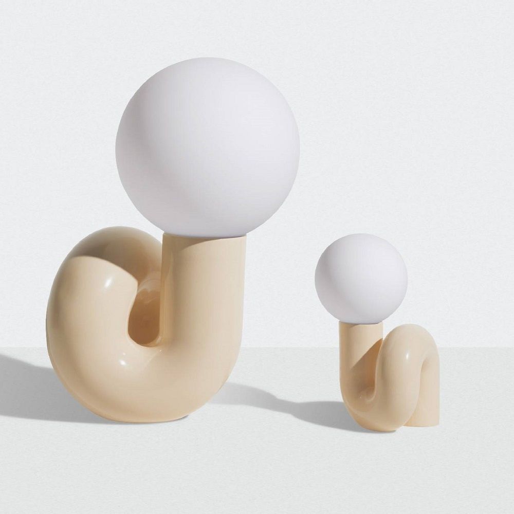 Zwei Neotenic Tischleuchten von Petite Friture in Vanille, moderne Wohnraumbeleuchtung mit kugelförmigem Lampenschirm.