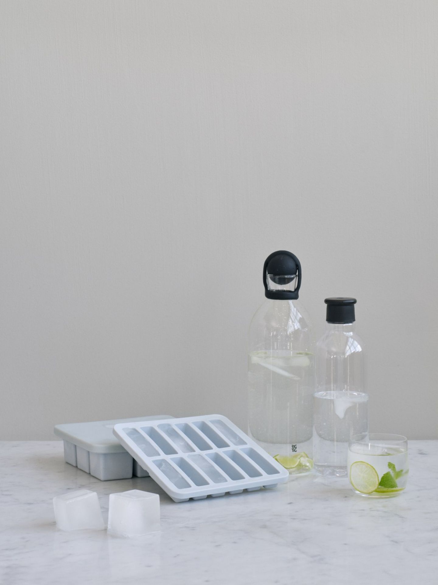 Produktfoto: RIG-TIG Wasserkaraffe mit Eiswürfelbehälter und erfrischendem Wasser mit Limette.