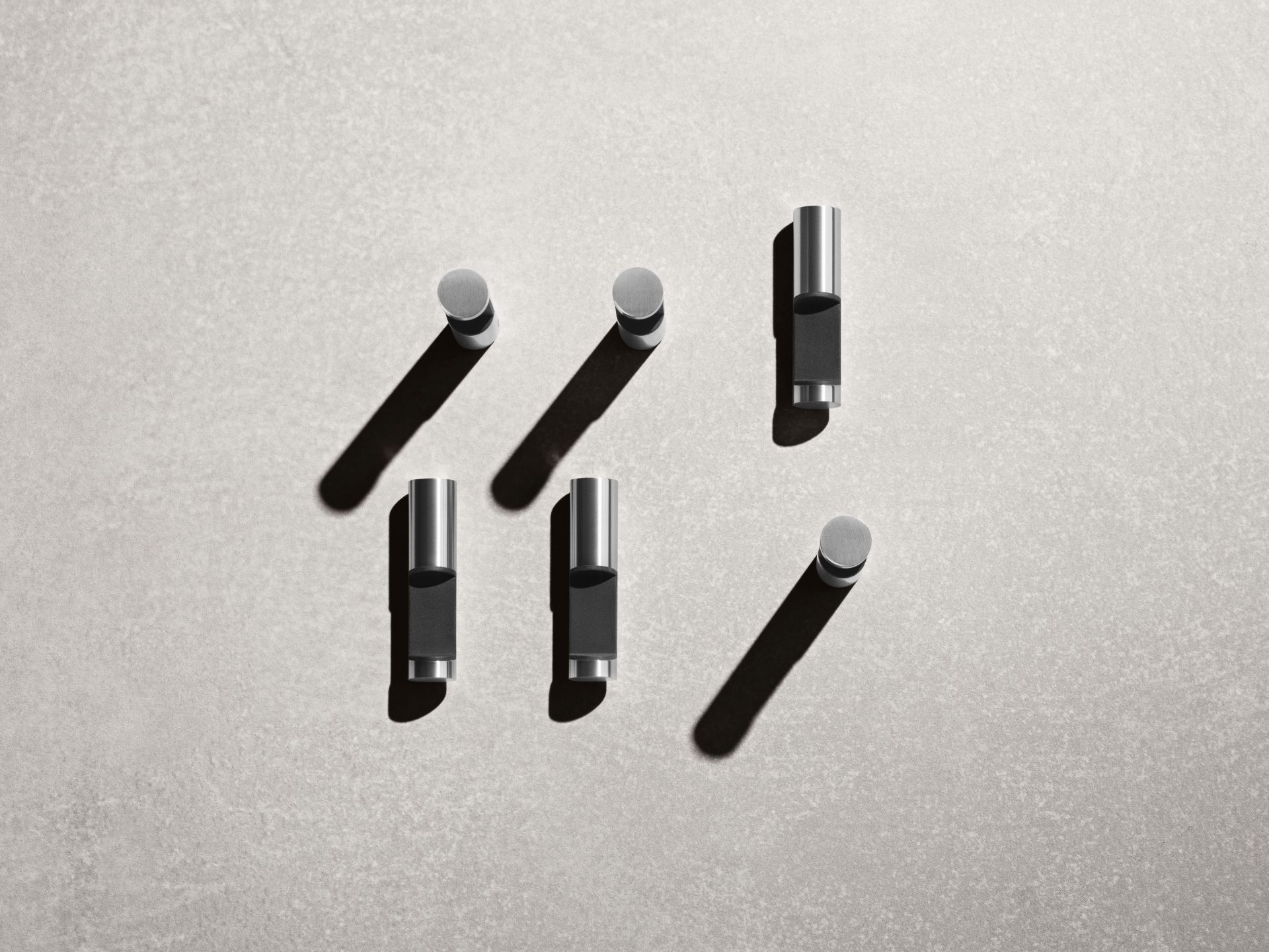 Nahaufnahme von Vipp Handtuchhaken, 2er-Set, aus Edelstahl und Gummi, Badaccessoires.