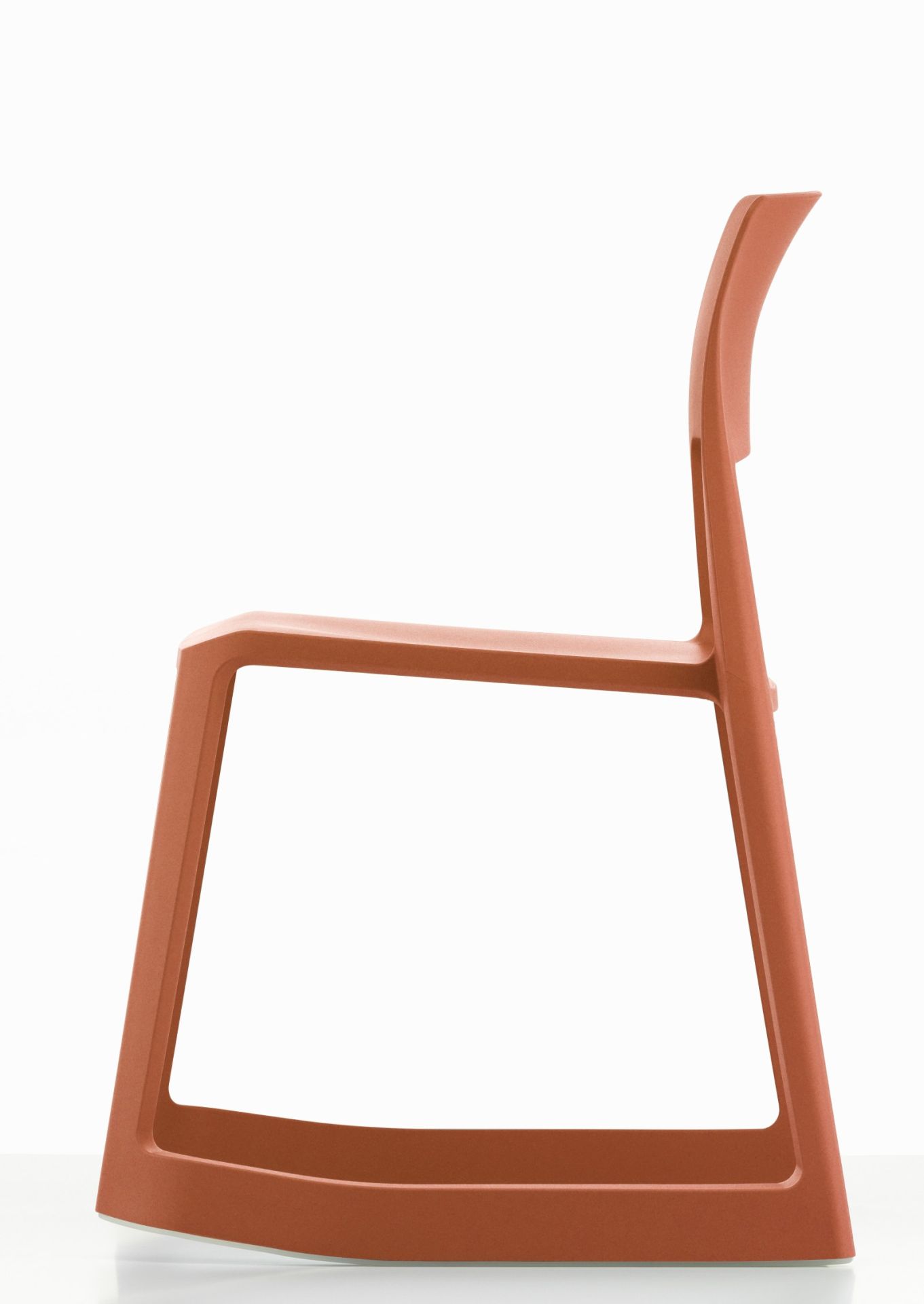 Seitenansicht des Tip Ton RE Stuhls von Vitra in Koralle, ein moderner Kunststoffstuhl für Büro und Zuhause.