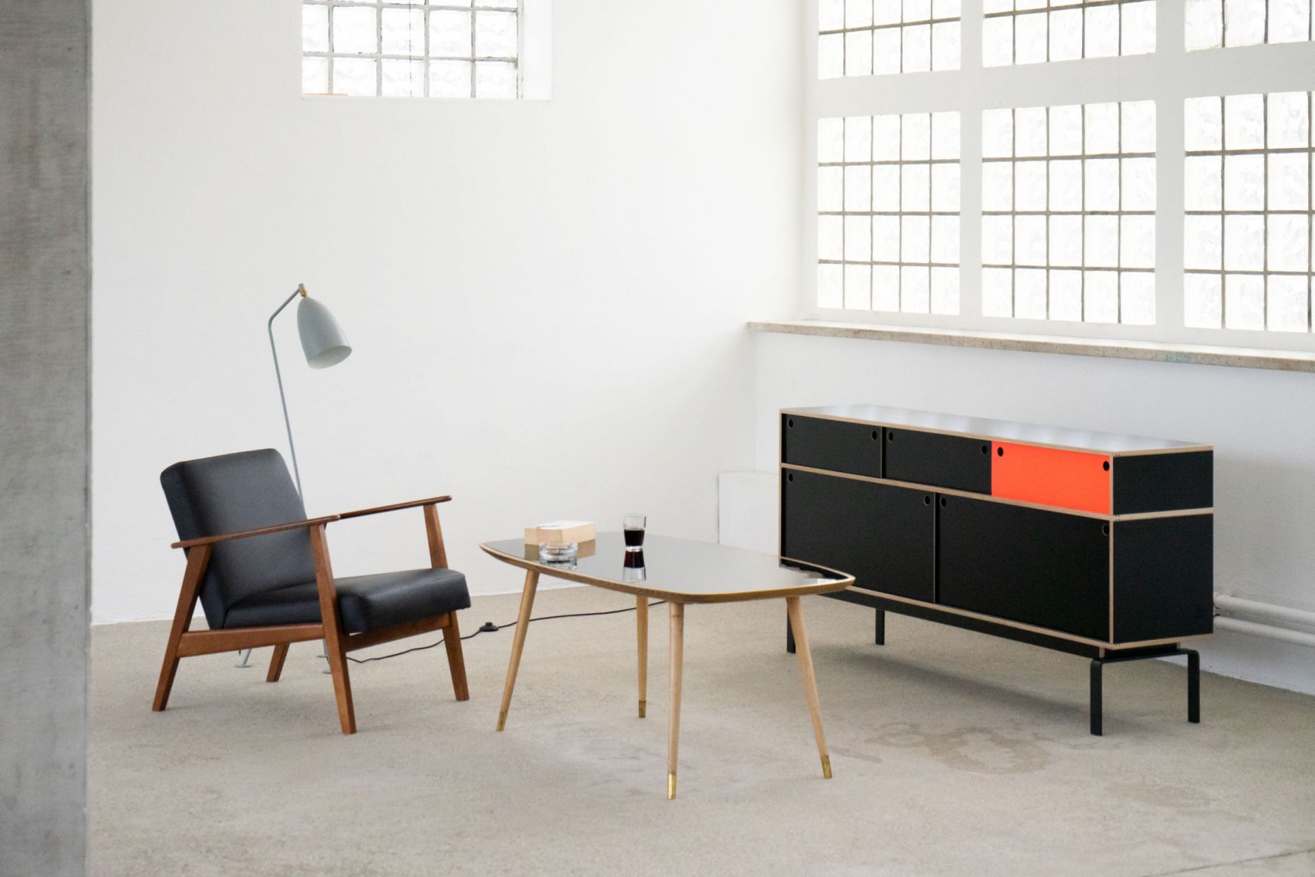 Egal Sideboard von Nils Holger Moormann in Schwarz und Orange im modernen Wohnzimmer.