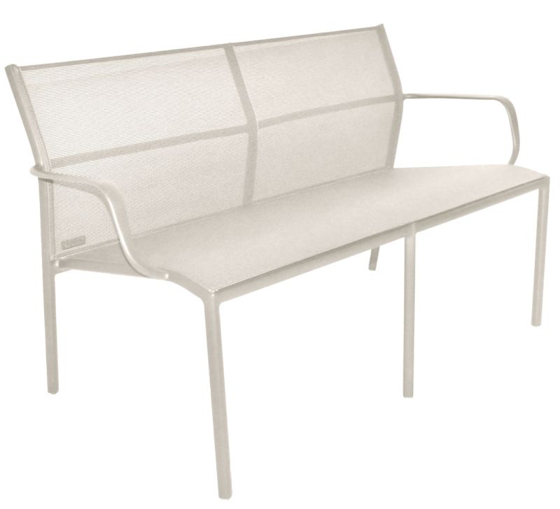 Cadiz 2-Sitzer Bank von Fermob für den Außenbereich, modernes Design in hellem Beige.