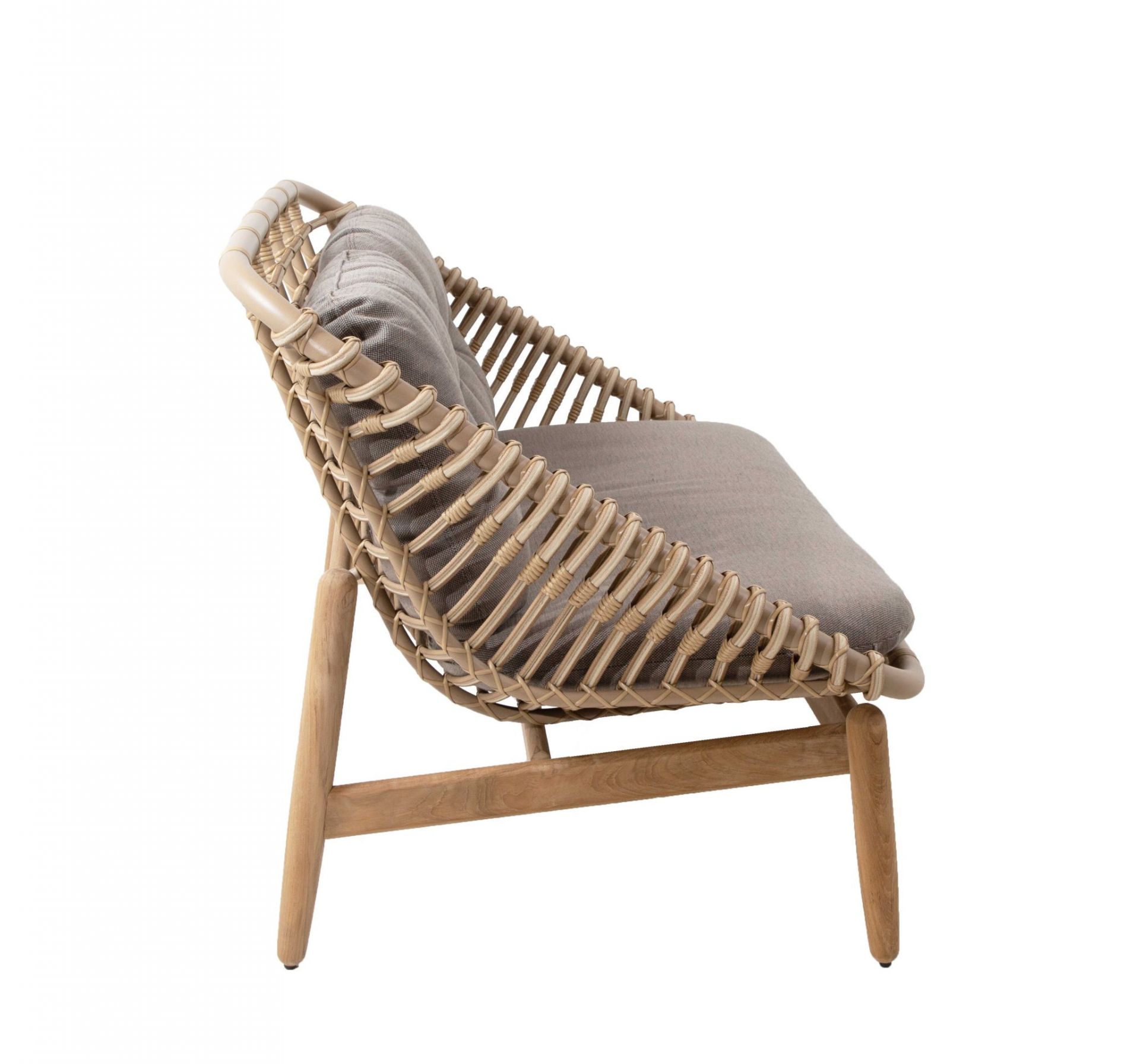 Strington Outdoor Sofa von Cane-Line: Rattan Lounge Sofa mit grauen Kissen und Holzbeinen.