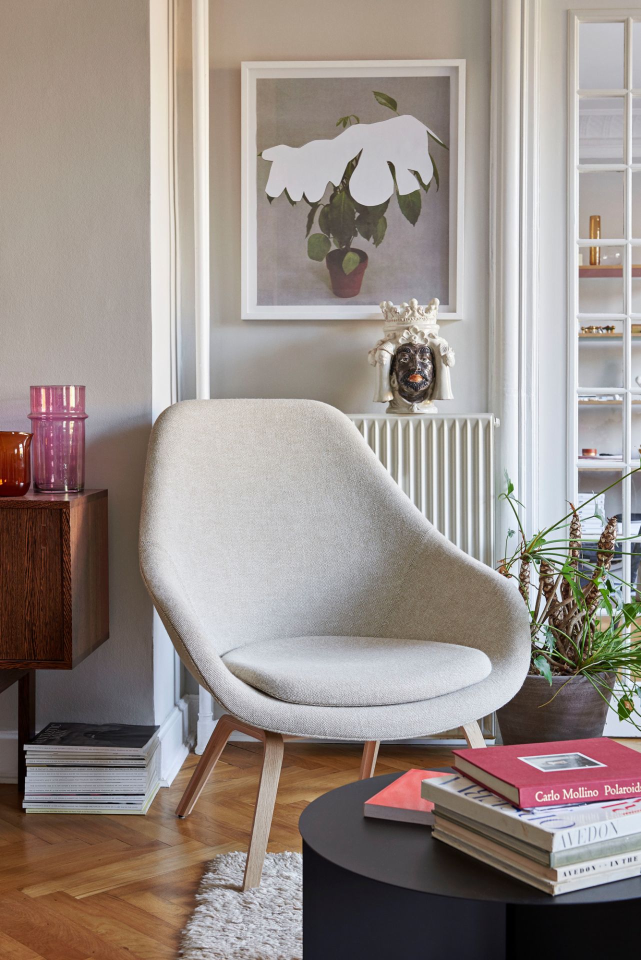 Beiger About a Lounge AAL 93 Sessel von Hay im stilvollen Wohnzimmer mit Deko.