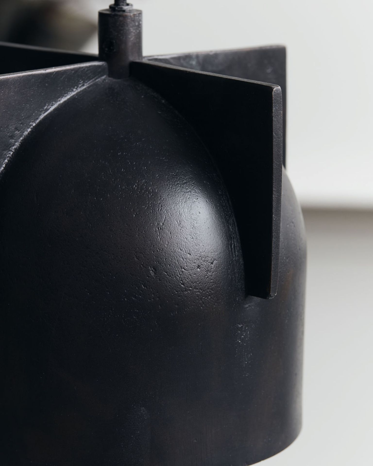 Detailaufnahme der schwarzen Akola Pendelleuchte von House Doctor, modernes Design, Innenbeleuchtung.