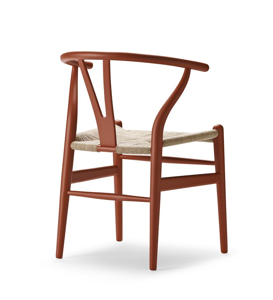 CH24 Wishbone Chair Stuhl in Terrakotta von Carl Hansen & Søn mit geflochtener Sitzfläche.