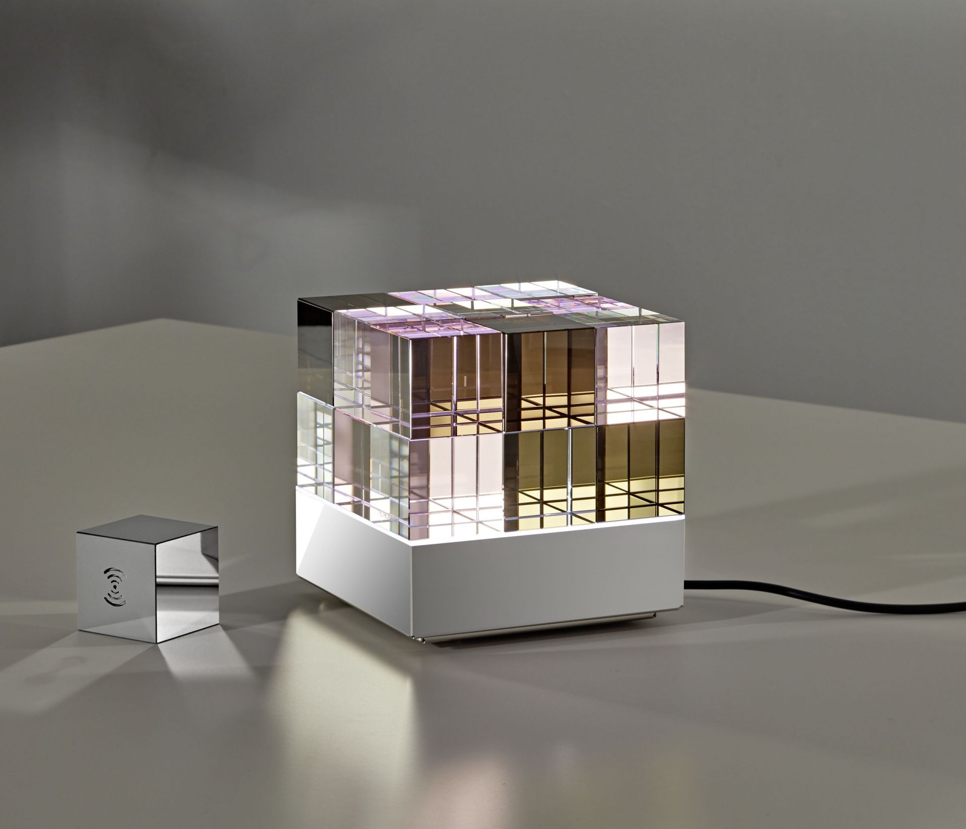 Cubelight move Lichtobjekt von Tecnolumen: Kubusförmige Designleuchte aus Glas und Metall, modernes Wohnaccessoire.