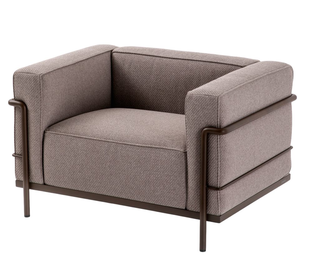 Cassina Grand Confort Sessel für den Außenbereich, brauner Stoffbezug und dunkles Metallgestell.