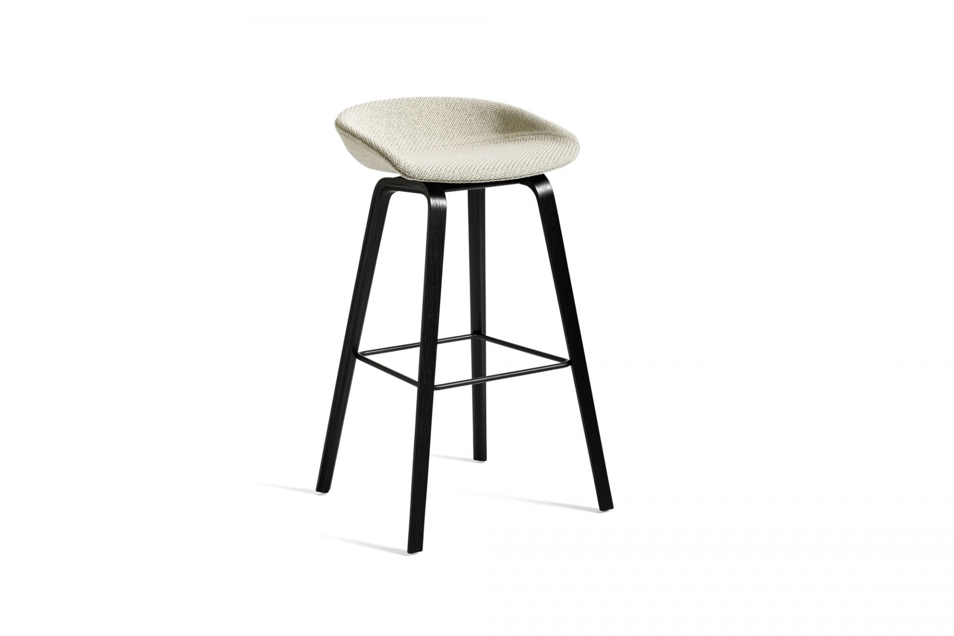 About a Stool AAS33 Barhocker mit Vollpolster in Cremeweiß und schwarzem Holzgestell.