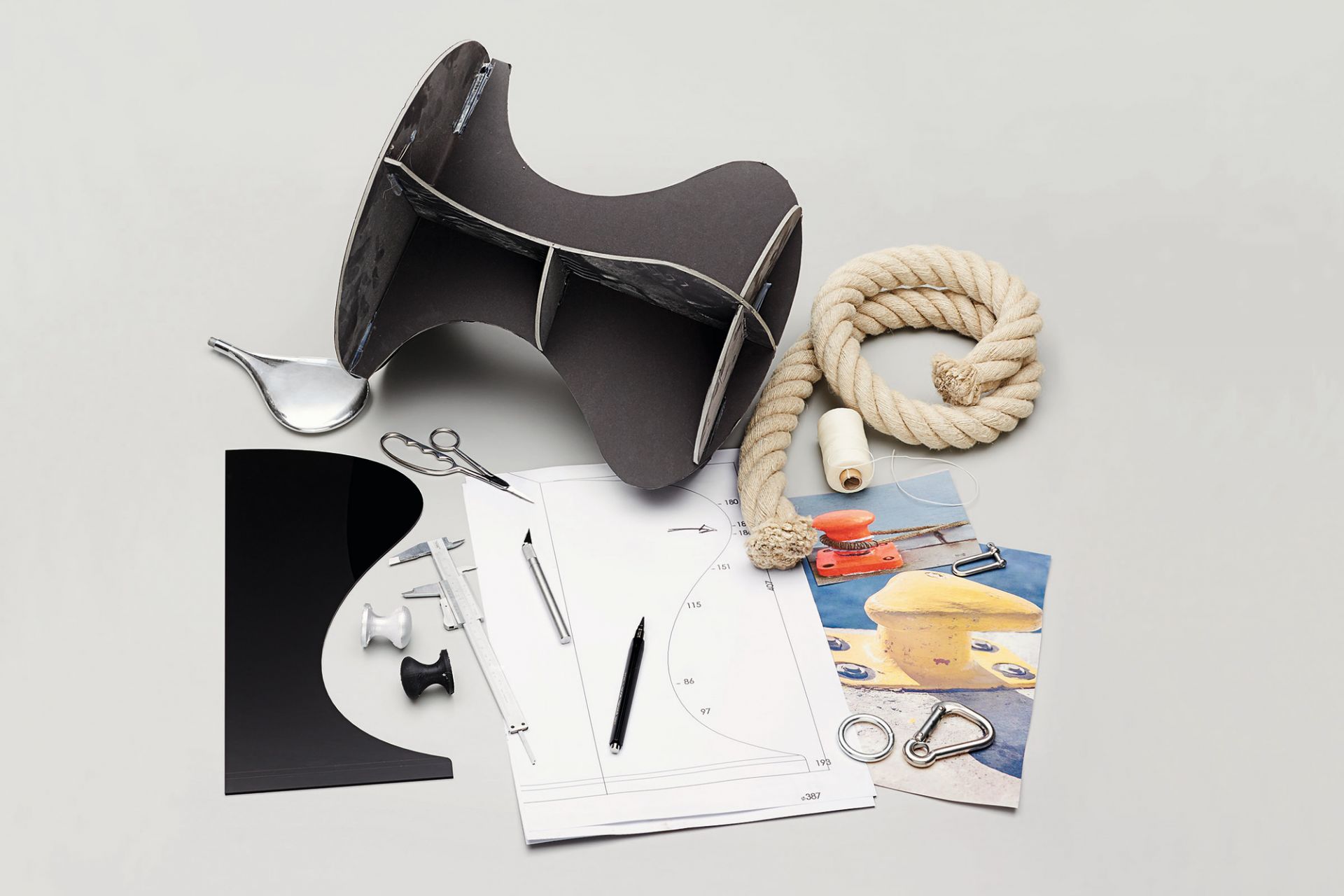 Hamburger Hocker Philippi im Bau, mit Werkzeugen und Bauplan für den Design Hocker.