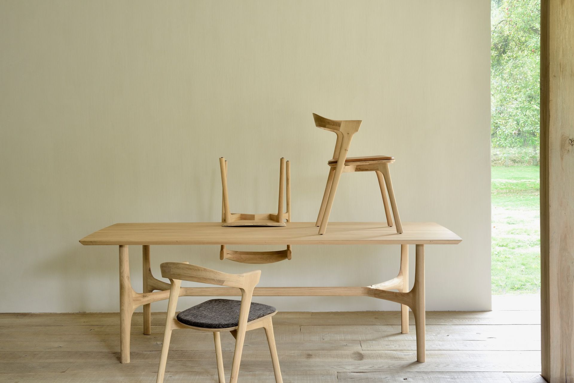 Bok Stuhl ohne Armlehne mit Sitzkissen Eiche Ethnicraft dunkelbraun