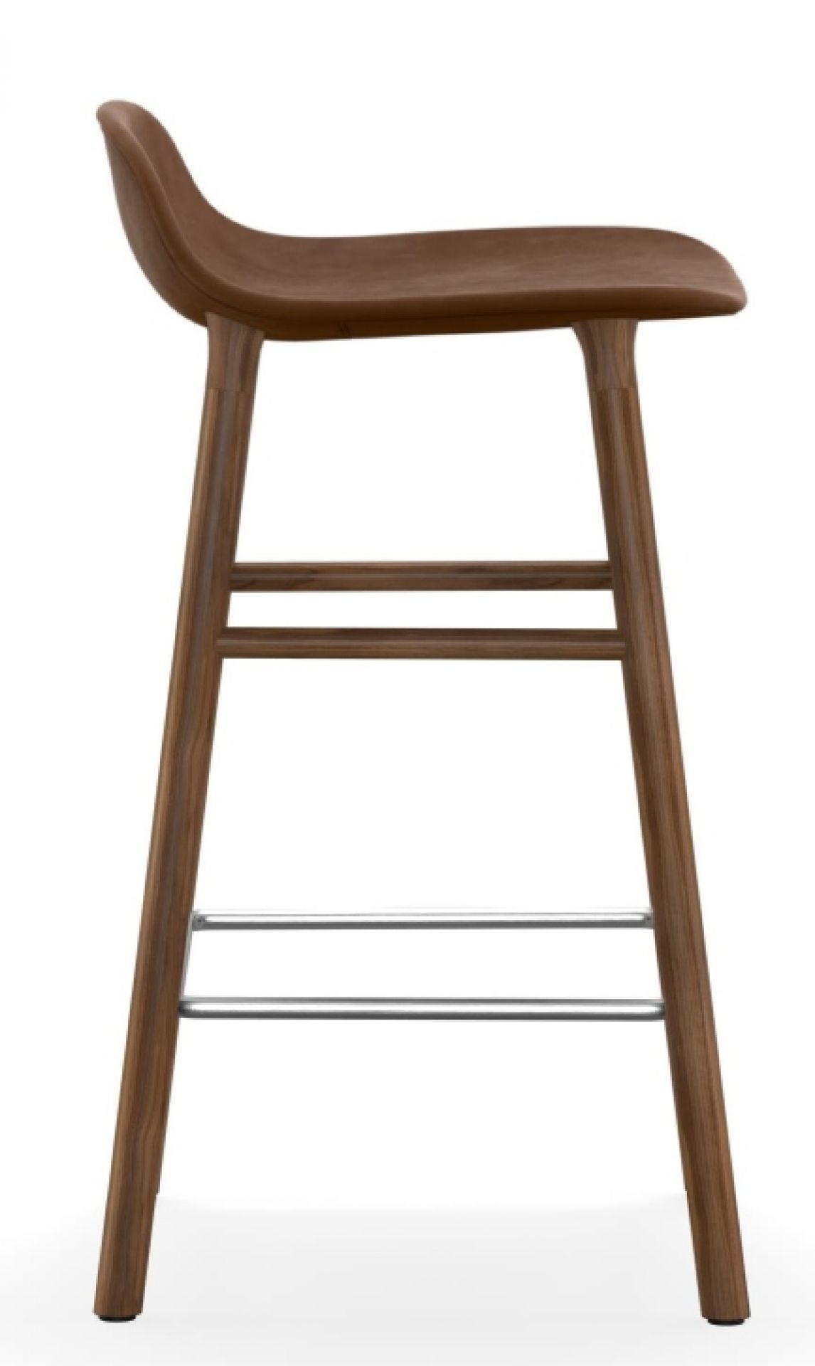 Form Barstool Barhocker von Normann Copenhagen, Holzbeine, braune Sitzfläche, Fußstütze aus Metall.