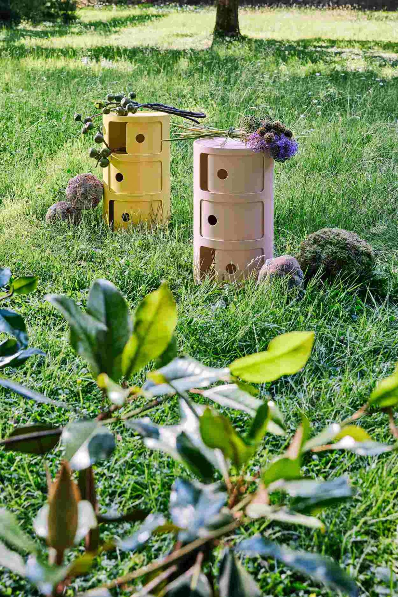 Componibili BIO 3er Element in Grün und Beige im Garten, modulare Aufbewahrung für Wohnraum und Büro.